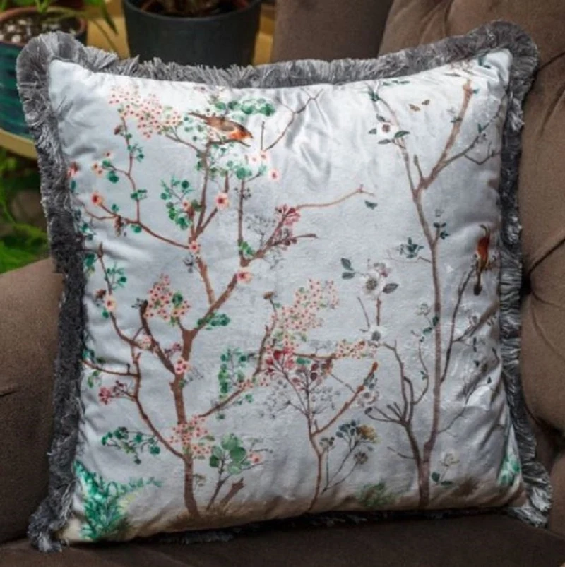 Casa Padrino Luxus Deko Kissen Pflanzen & Vögel Grau / Mehrfarbig 45 x 45 cm - Bedrucktes Samt Kissen mit Fransen - Luxus Qualität