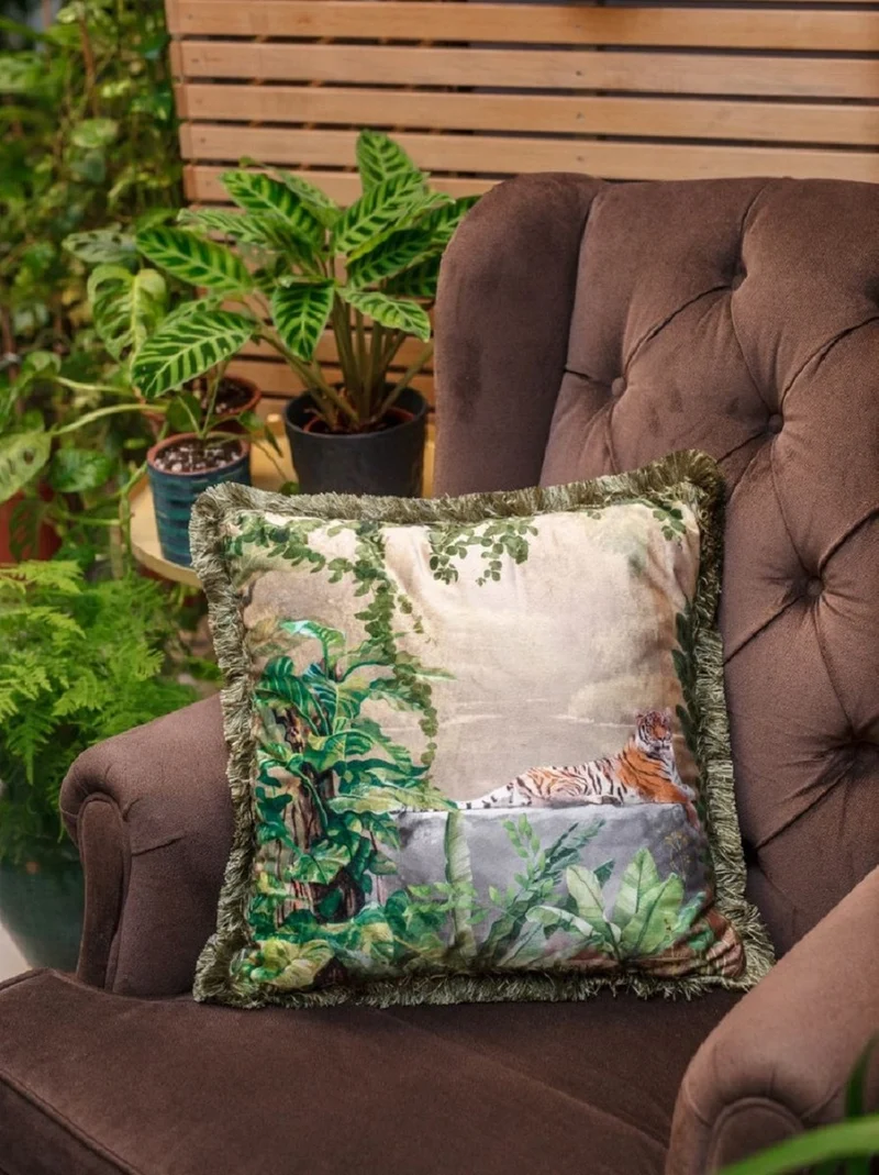Casa Padrino Luxus Deko Kissen Dschungel & Tiger Mehrfarbig / Grün 45 x 45 cm - Bedrucktes Samt Kissen mit Fransen - Edles Zierkissen - Luxus Kollektion