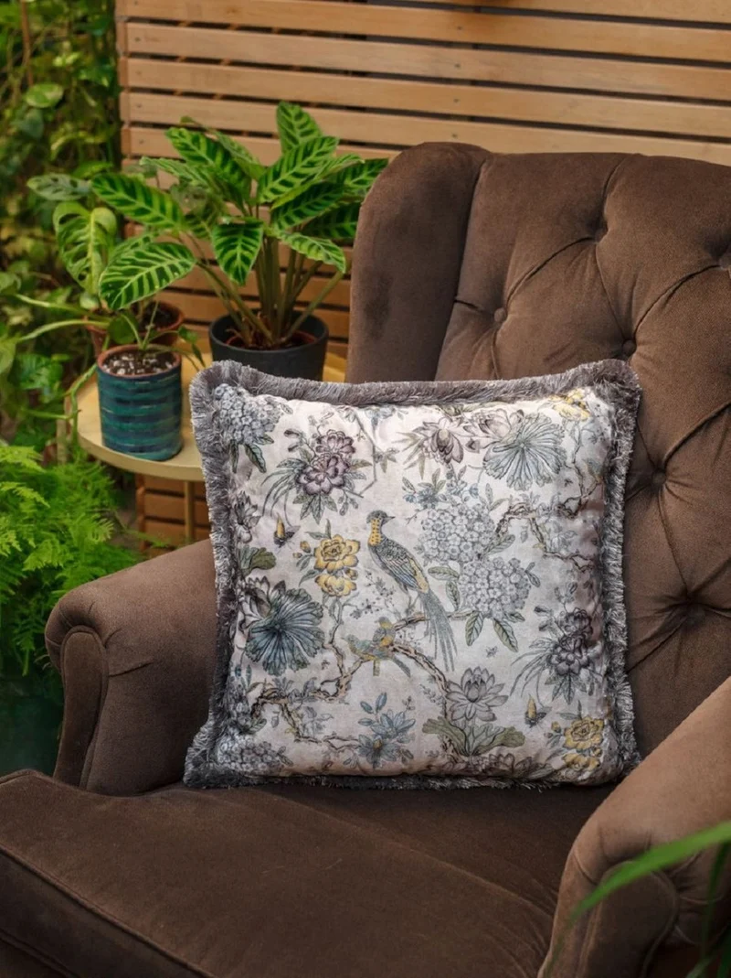 Casa Padrino Luxus Deko Kissen Blumen & Vögel Hellbeige / Mehrfarbig 45 x 45 cm - Bedrucktes Samt Kissen mit Fransen - Luxus Kollektion