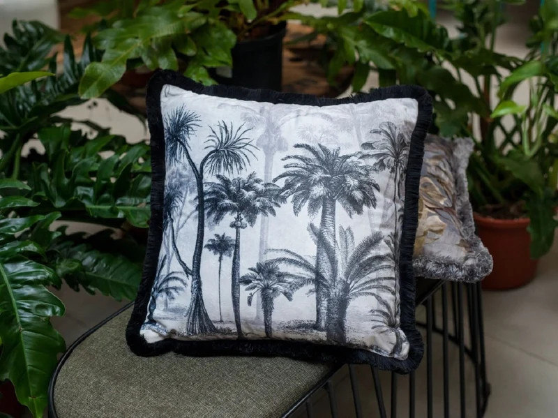 Casa Padrino Luxus Deko Kissen Palmen Design Grau / Schwarz 45 x 45 cm - Bedrucktes Samt Kissen mit Fransen - Deko Accessoires