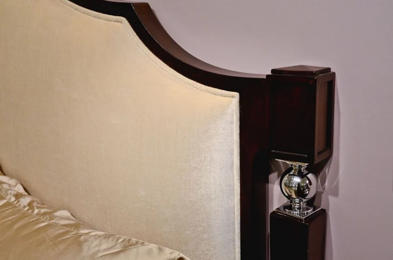 Casa Padrino Neoklassisches Doppelbett Hellbeige / Dunkelbraun / Silber 193 x 218 x H. 168 cm - Massivholz Bett mit Kopfteil und edlem Velourstoff - Schlafzimmer Möbel im Neoklassischem Stil