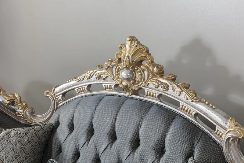 Casa Padrino Luxus Barock Wohnzimmer Sofa mit dekorativen Kissen Grau / Blau / Silber / Gold 250 x 95 x H. 125 cm - Edel & Prunkvoll