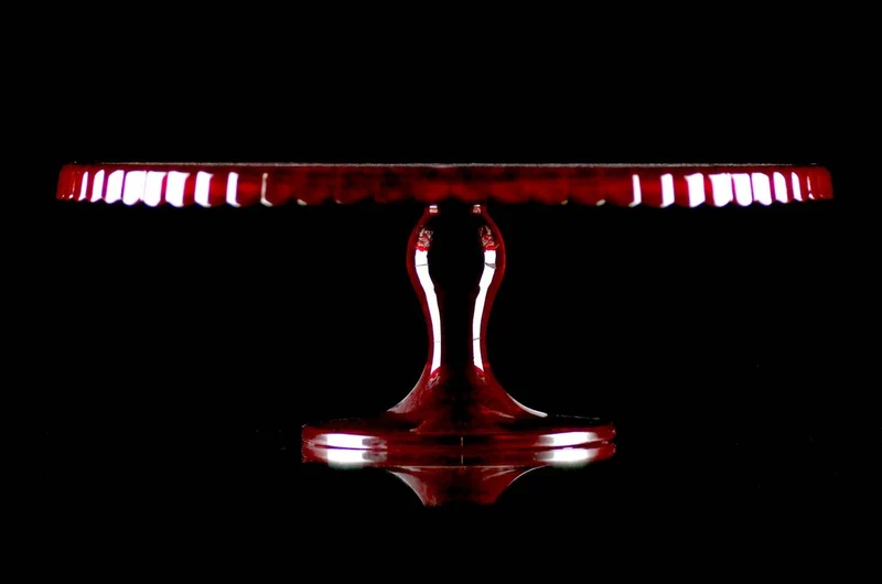 Casa Padrino Luxus Kuchenteller Rot / Silber Ø 32 x H. 12 cm - Handgefertigte und handgravierte Glas Kuchenplatte - Hotel & Restaurant Accessoires - Luxus Qualität