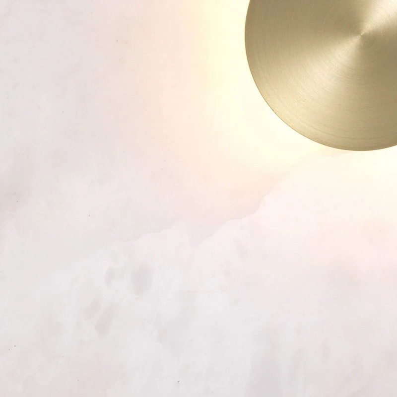 Casa Padrino Luxus LED Wandleuchte Alabaster / Hell Messingfarben 35 x 14,5 x H. 35 cm - Dimmbare Wandlampe mit quadratischem Alabaster Lampenschirm - Luxus Kollektion