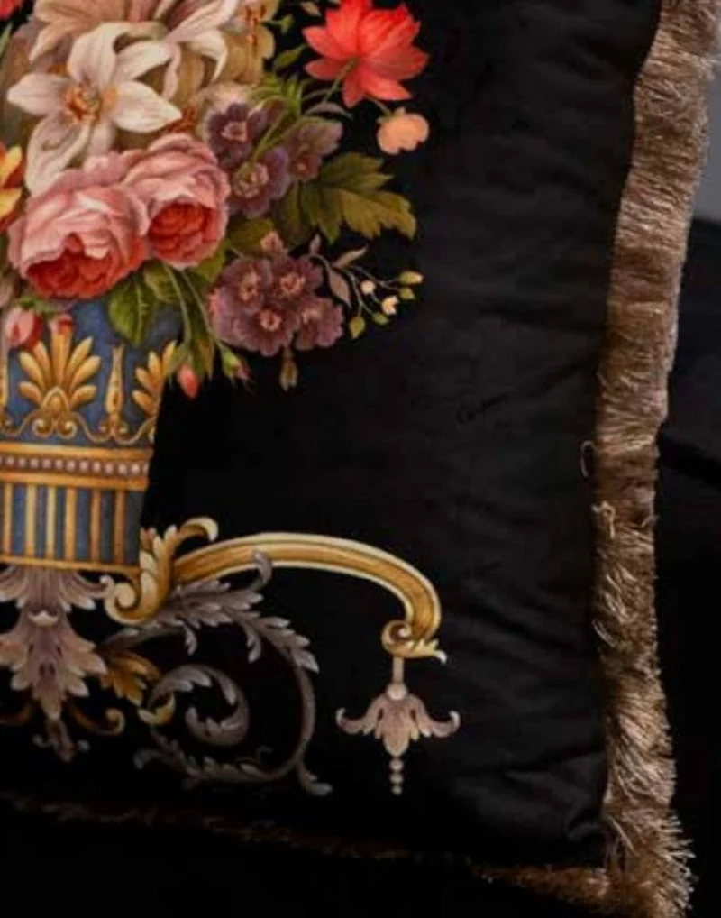 Casa Padrino Luxus Barock Samt Kissen Vase mit Blumen Schwarz / Mehrfarbig / Braun 45 x 45 cm - Bedrucktes Deko Kissen mit Fransen - Barock Deko Accessoires