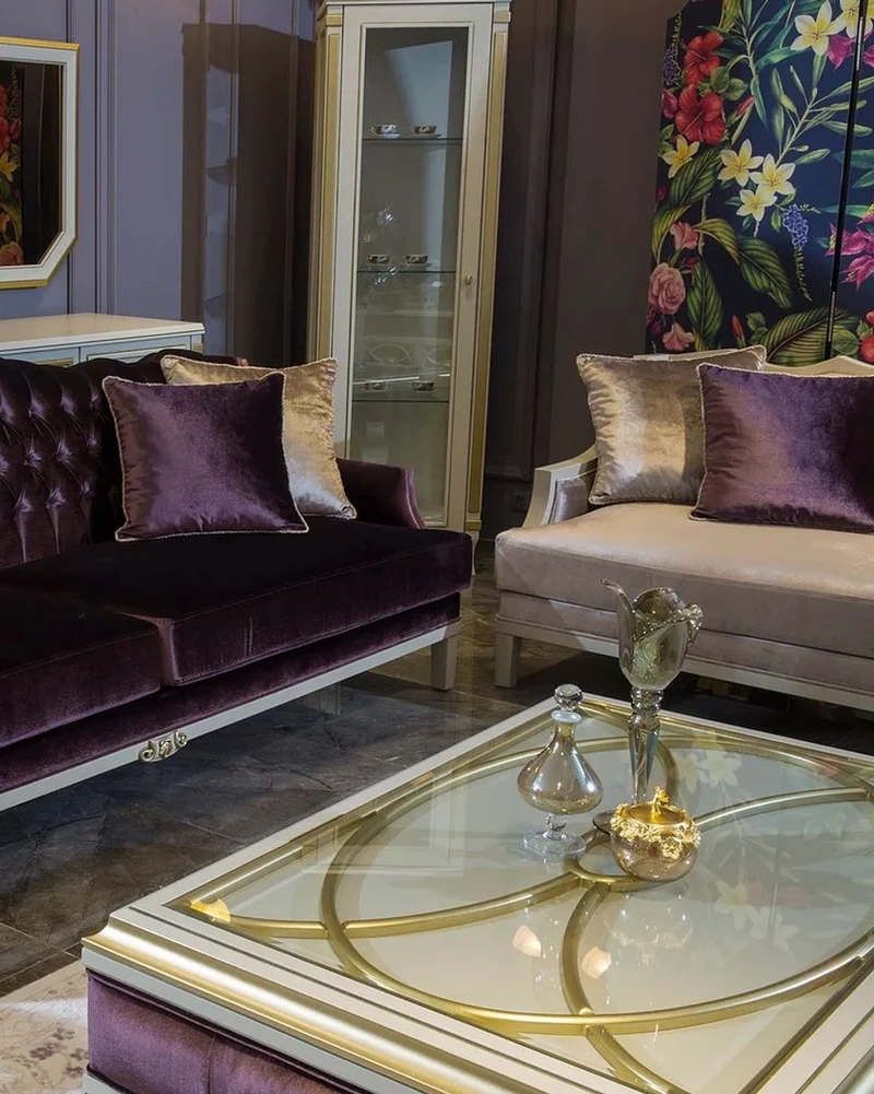 Casa Padrino Luxus Barock Couchtisch Weiß / Lila / Gold 130 x 85 x H. 39 cm - Edler Massivholz Wohnzimmertisch mit Glasplatte - Barock Wohnzimmer Möbel