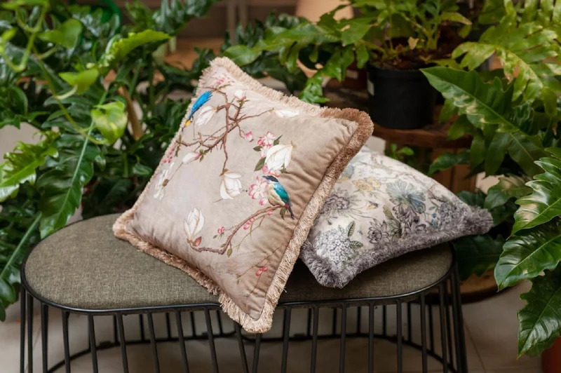 Casa Padrino Luxus Deko Kissen Vögel Beige / Mehrfarbig 45 x 45 cm - Bedrucktes Samt Kissen mit Fransen - Wohnzimmer Deko Accessoires