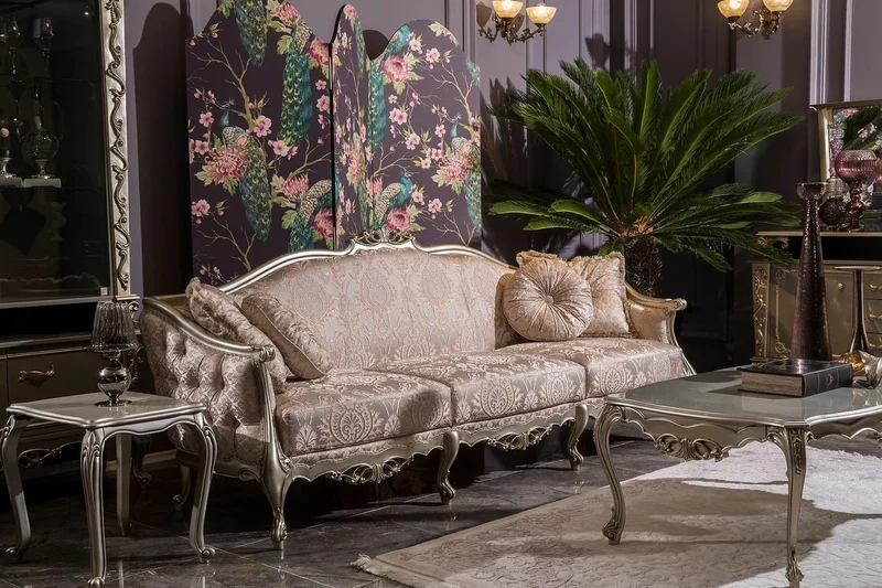 Casa Padrino Luxus Barock Wohnzimmer Sofa Rosa / Silber 245 x 83 x H. 104 cm - Massivholz Sofa mit elegantem Muster und dekorativen Kissen - Wohnzimmer Möbel im Barockstil
