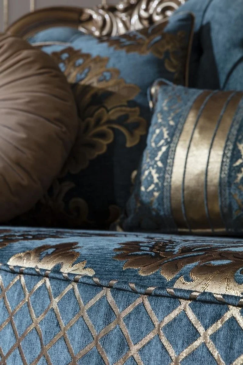 Casa Padrino Luxus Barock Sofa Blau / Gold 260 x 90 x H. 125 cm - Prunkvolles Wohnzimmer Sofa mit elegantem Muster und dekorativen Kissen - Barock Möbel