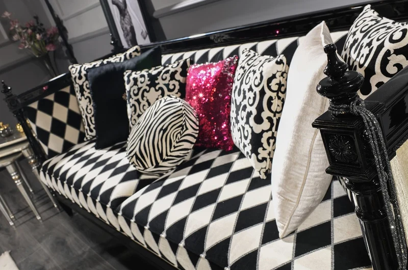 Casa Padrino Luxus Barock Sofa Weiß / Schwarz 240 x 96 x H. 83 cm - Wohnzimmer Sofa mit elegantem Muster - Edel & Prunkvoll