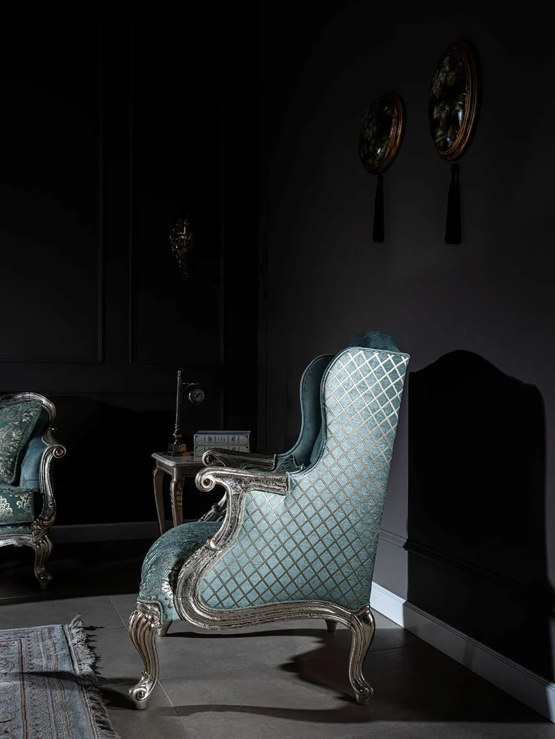 Casa Padrino Luxus Barock Ohrensessel Hellblau / Silber / Gold 77 x 80 x H. 113 cm - Wohnzimmer Sessel mit elegantem Muster und dekorativem Kissen - Barock Wohnzimmer Möbel