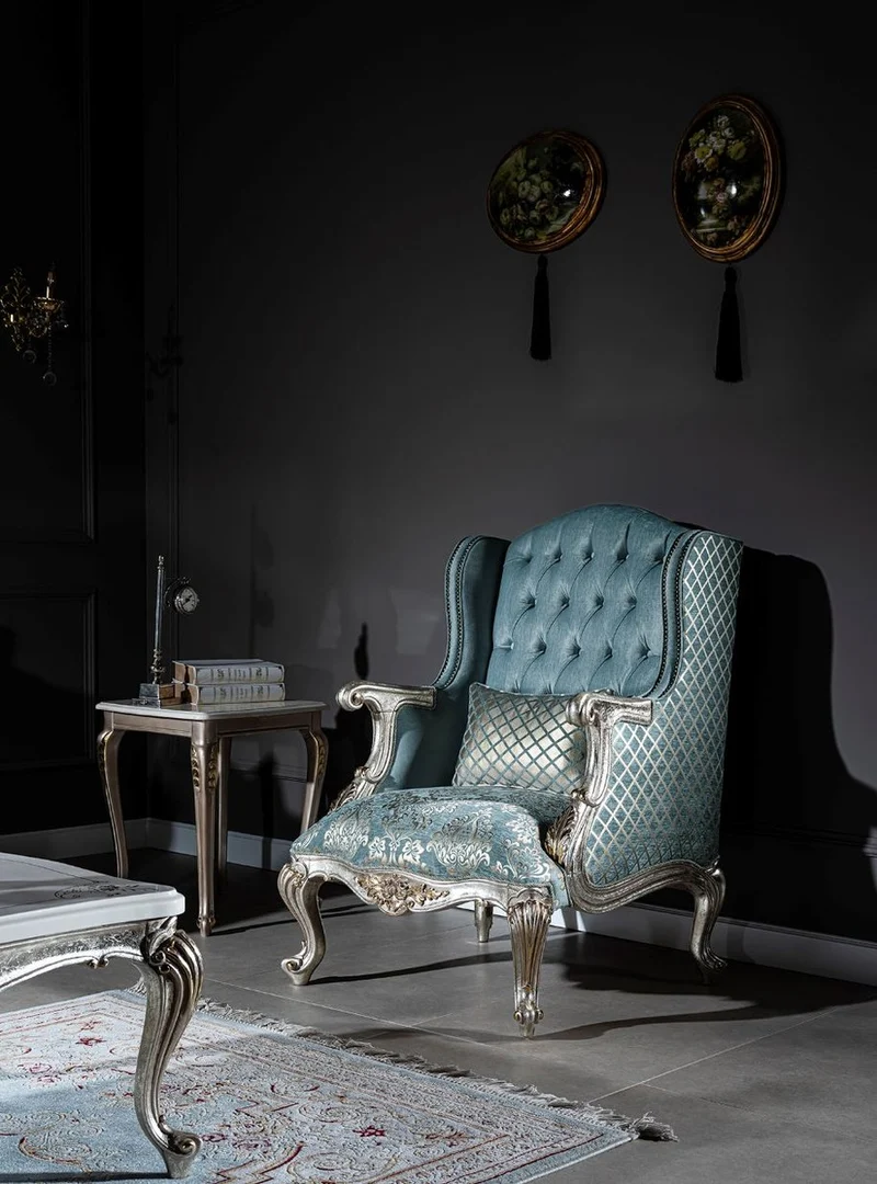 Casa Padrino Luxus Barock Ohrensessel Hellblau / Silber / Gold 77 x 80 x H. 113 cm - Wohnzimmer Sessel mit elegantem Muster und dekorativem Kissen - Barock Wohnzimmer Möbel