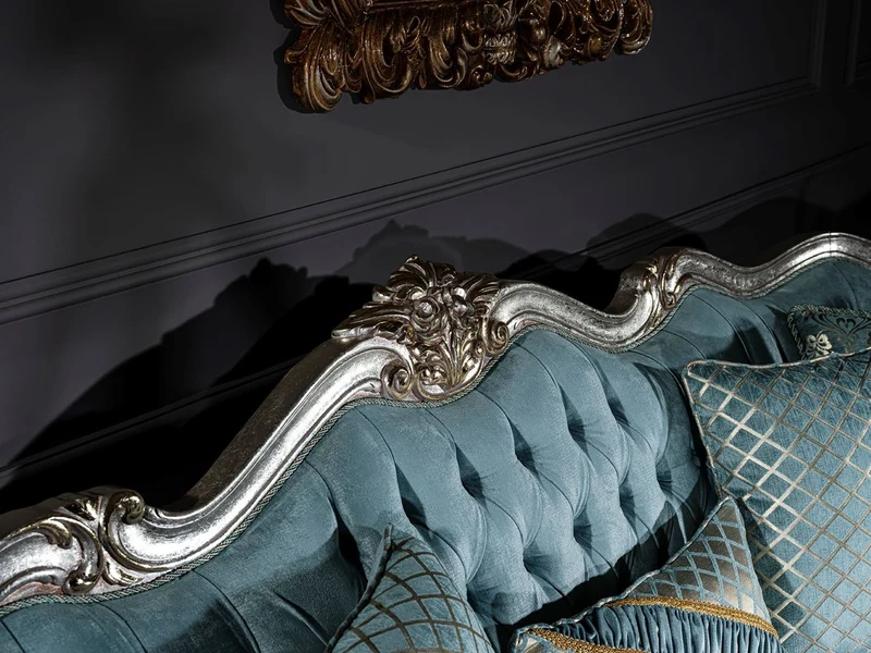 Casa Padrino Luxus Barock Sofa Hellblau / Silber / Gold 238 x 85 x H. 106 cm - Wohnzimmer Sofa mit elegantem Muster und dekorativen Kissen - Barock Wohnzimmer Möbel