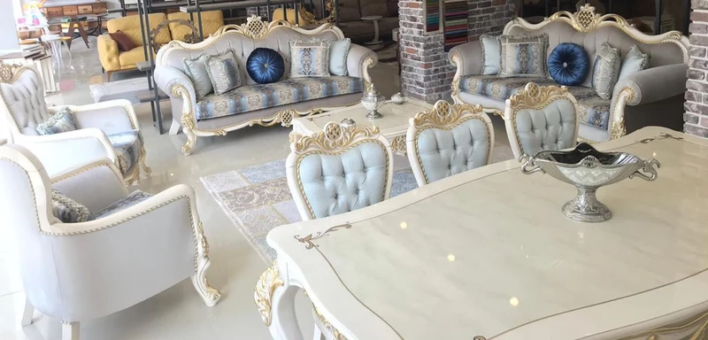 Casa Padrino Luxus Barock Wohnzimmer Set Grau / Blau / Weiß / Gold - 2 Sofas & 2 Sessel & 1 Couchtisch - Wohnzimmer Möbel im Barockstil - Edel & Prunkvoll