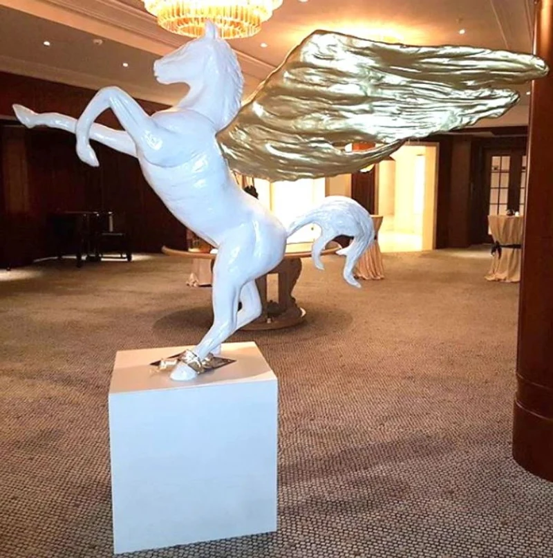 Casa Padrino Luxus Dekofigur Pegasus Pferd Weiß / Gold 192 x H. 200 cm - Wetterbeständige Gartendeko Skulptur - Hotel & Restaurant Deko