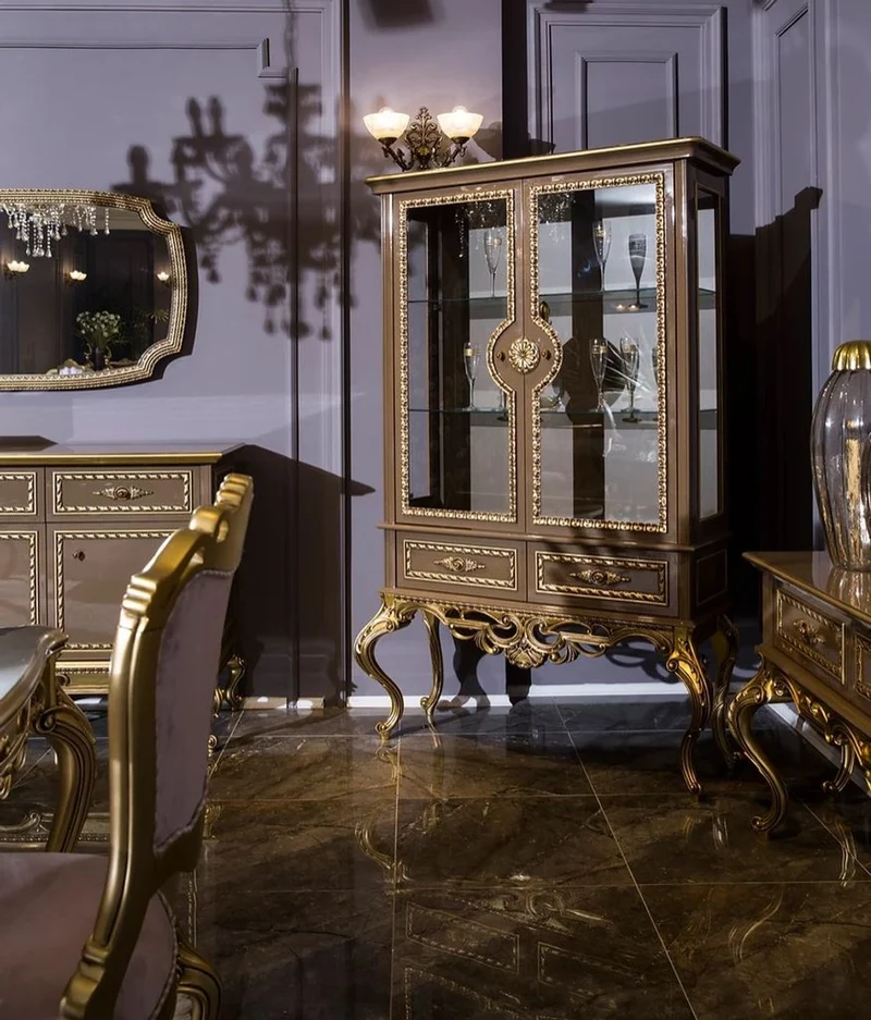 Casa Padrino Luxus Barock Vitrine Grau / Gold 125 x 43 x H. 193 cm - Edler Massivholz Vitrinenschrank mit 2 Glastüren und 2 Schubladen - Barock Möbel