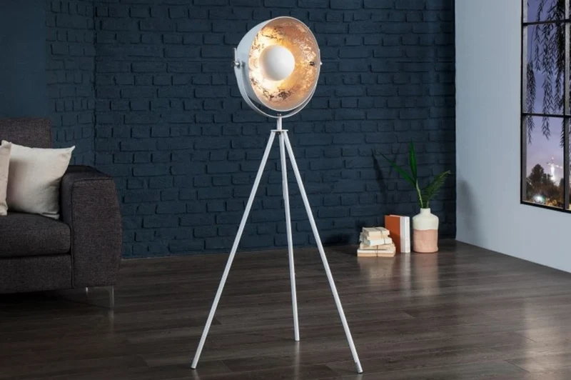 Casa Padrino Designer Studioleuchte Weiß / Silber 65 x H. 140 cm - Retro Dreibein Stehleuchte - Wohnzimmer Deko Leuchte