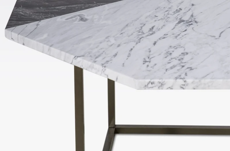 Casa Padrino Luxus Couchtisch Schwarz / Weiß 90 x 90 x H. 42 cm - Moderner 8-eckiger Wohnzimmertisch mit Carrara Marmorplatte - Wohnzimmer Möbel