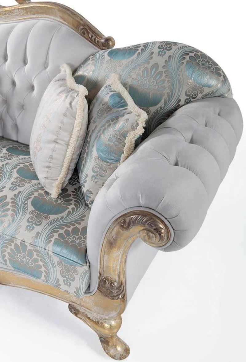 Casa Padrino Luxus Barock Wohnzimmer Set Grau / Türkis / Antik Gold - 2 Sofas & 2 Sessel & 1 Couchtisch - Wohnzimmer Möbel im Barockstil - Edel & Prunkvoll
