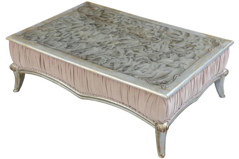 Casa Padrino Luxus Barock Wohnzimmer Set Rosa / Silber / Gold - 2 Sofas mit Kissen & 2 Sessel & 1 Couchtisch - Wohnzimmermöbel im Barockstil - Edle Barock Möbel