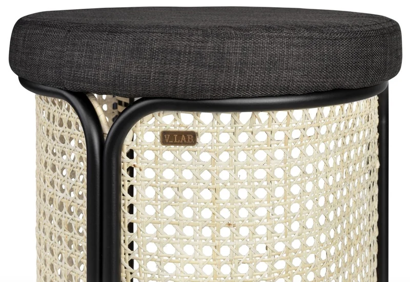 Casa Padrino Designer Barhocker Schwarz / Naturfarben Ø 40,5 x H. 75,5 cm - Runder gepolsterter Barstuhl mit edlem Rattangeflecht und pulverbeschichtetem Stahlrahmen