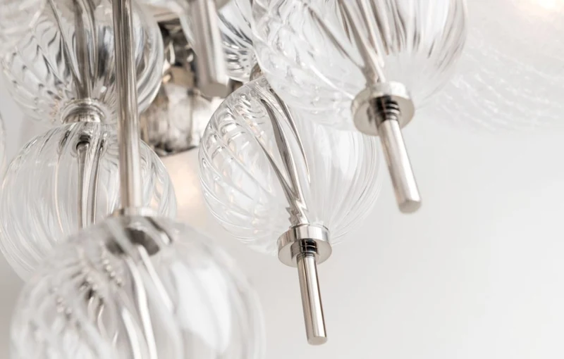 Casa Padrino Luxus Kronleuchter Silber Ø 85 x H. 82,5 cm - Moderner Metall Kronleuchter mit geriffelten spiralförmigen Hohlglaskugeln und kugelförmigen Glas Lampenschirmen