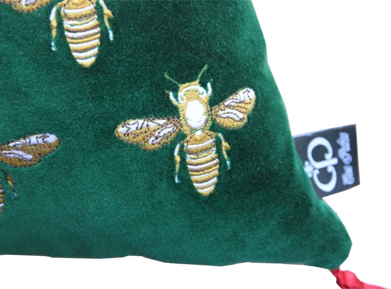 Casa Padrino Luxus Deko Kissen mit Troddeln Bees Grün / Rot 45 x 45 cm - Feinster Samtstoff - Luxus Deko Accessoires