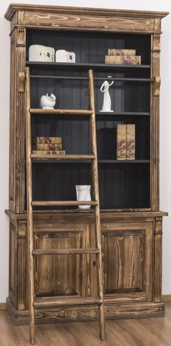 Casa Padrino Landhausstil Bücherschrank mit Leiter Braun / Schwarz 120 x 51 x H. 228 cm - Massivholz Schrank - Regalschrank - Wohnzimmerschrank - Büroschrank - Landhausstil Möbel