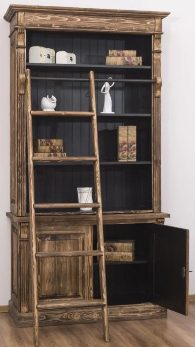 Casa Padrino Landhausstil Bücherschrank mit Leiter Braun / Schwarz 120 x 51 x H. 228 cm - Massivholz Schrank - Regalschrank - Wohnzimmerschrank - Büroschrank - Landhausstil Möbel