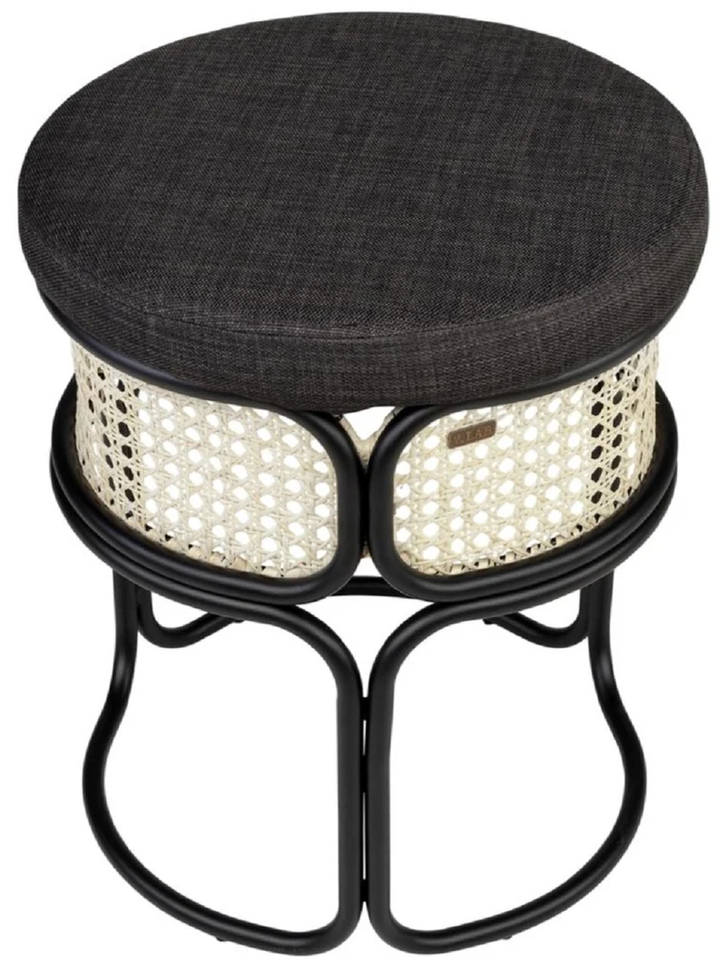 Casa Padrino Designer Hocker Schwarz / Naturfarben Ø 40,5 x H. 49 cm - Runder gepolsterter Sitzhocker mit edlem Rattangeflecht und pulverbeschichtetem Stahlrahmen