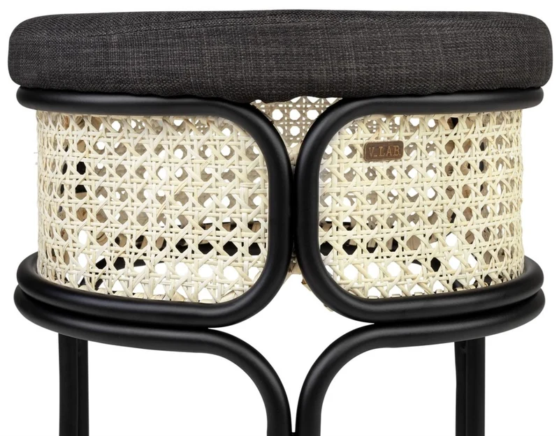 Casa Padrino Designer Hocker Schwarz / Naturfarben Ø 40,5 x H. 49 cm - Runder gepolsterter Sitzhocker mit edlem Rattangeflecht und pulverbeschichtetem Stahlrahmen
