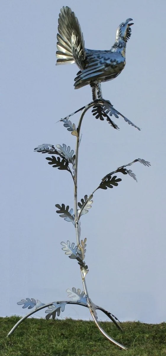 Casa Padrino Gartendeko Skulptur Hahn auf Ast Silber 87 x 70 x H. 160 cm - Handgefertigte Edelstahl Gartenfigur - Garten Dekoration