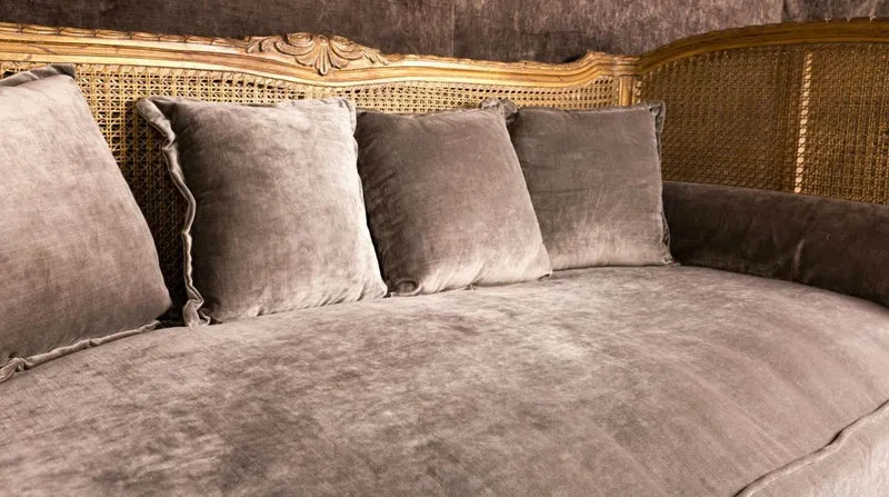 Casa Padrino Luxus Barock Sofa mit Kissen Braun / Taupe 187 x 89 x H. 103 cm - Handgefertigtes Sofa im Antik Stil - Wohnzimmer Möbel
