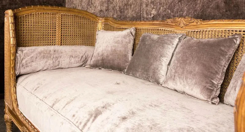 Casa Padrino Luxus Barock Sofa mit Kissen Braun / Taupe 187 x 89 x H. 103 cm - Handgefertigtes Sofa im Antik Stil - Wohnzimmer Möbel