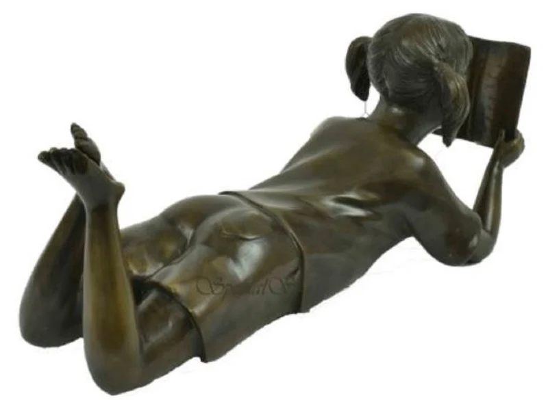 Casa Padrino Luxus Bronzefigur liegendes Mädchen liest Bronze 22 x 60 x H. 27 cm - Bronze Skulptur - Dekofigur - Deko Accessoires