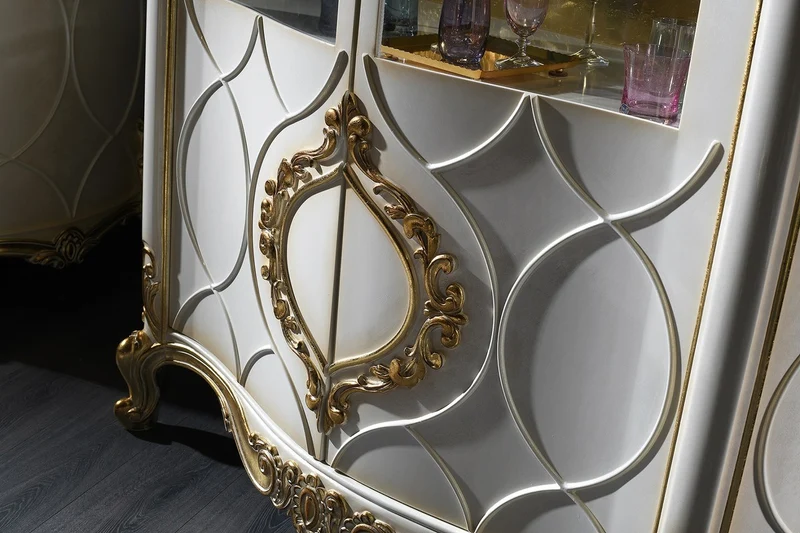 Casa Padrino Luxus Barock Vitrine Weiß / Antik Gold 132 x 57 x H. 201 cm - Prunkvoller Barock Vitrinenschrank mit 2 Türen - Barock Wohnzimmermöbel