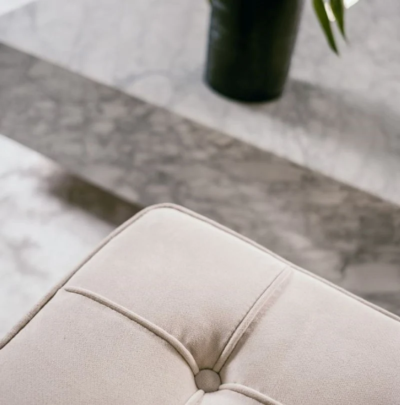 Casa Padrino Luxus Chesterfield Samt Hocker Beige / Silber 60 x 50 x H. 47 cm - Wohnzimmermöbel - Luxus Kollektion