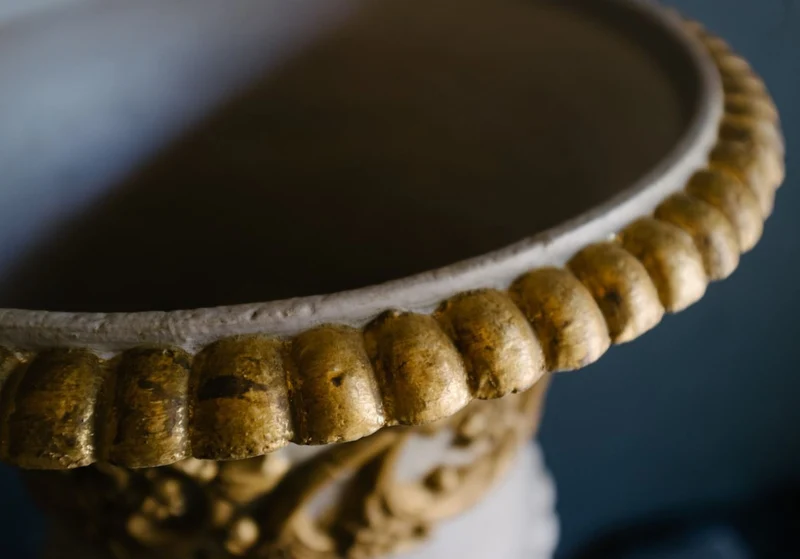Casa Padrino Barock Gusseisen Vase mit Sockel Grau / Gold Ø 35 x H. 49 cm - Prunkvolle Gartendeko im Barockstil