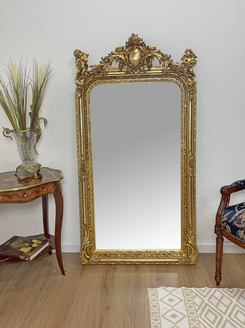 Casa Padrino Barock Spiegel Gold 85 x H. 160 cm - mit Kartusche und Engeln - Prunkvoller Wandspiegel im Barockstil - Antik Stil Garderoben Spiegel - Wohnzimmer Spiegel - Barock Möbel