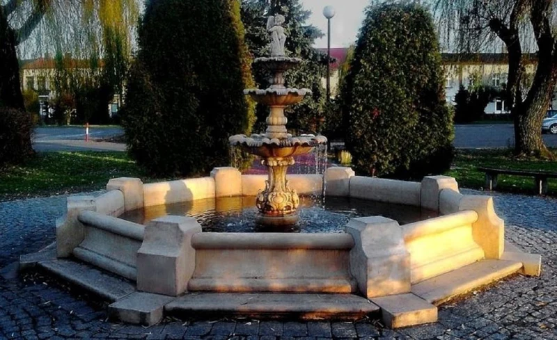 Casa Padrino Barock Springbrunnen / Gartenbrunnen Junge mit Goldfisch Grau Ø 490 x H. 190 cm - Großer 3-Stufiger Brunnen mit Umrandung