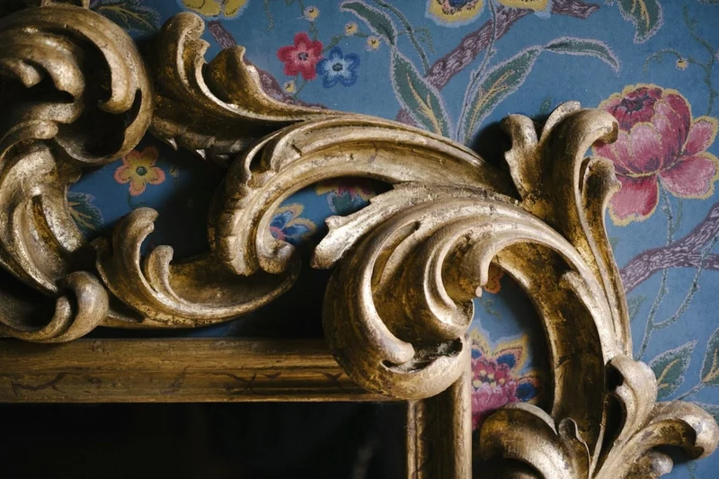 Casa Padrino Barock Spiegel mit Blumen Design Mehrfarbig / Gold 104,5 x H. 128 cm - Prunkvoller handgefertigter Wandspiegel mit dekorativem Rahmen und wunderschönen Verzierungen
