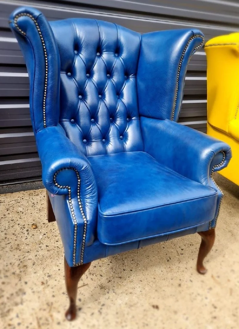 Casa Padrino Luxus Chesterfield Ohrensessel Blau / Dunkelbraun 98 x 90 x H. 110 cm - Echtleder Chesterfield Wohnzimmer Sessel - Wohnzimmer Möbel - Chesterfield Möbel - Luxus Leder Möbel
