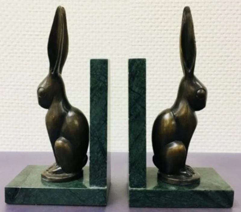 Casa Padrino Luxus Buchstützen 2er Set Bronze Hasen 9 x 13 x H. 24 cm - Deko Bronzefiguren mit Marmorsockel