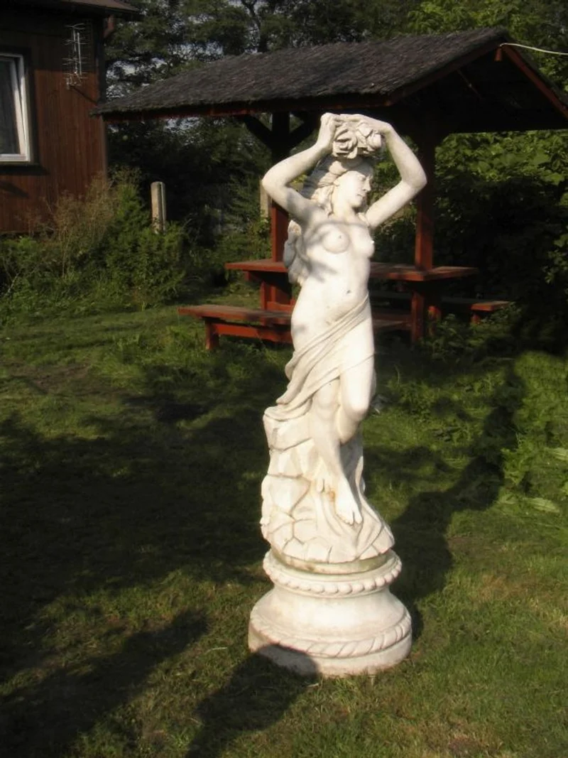 Casa Padrino Jugendstil Skulptur / Figur Jungfrau mit Sockel Ø 50 x H. 160 cm - Prunkvolle Gartendeko