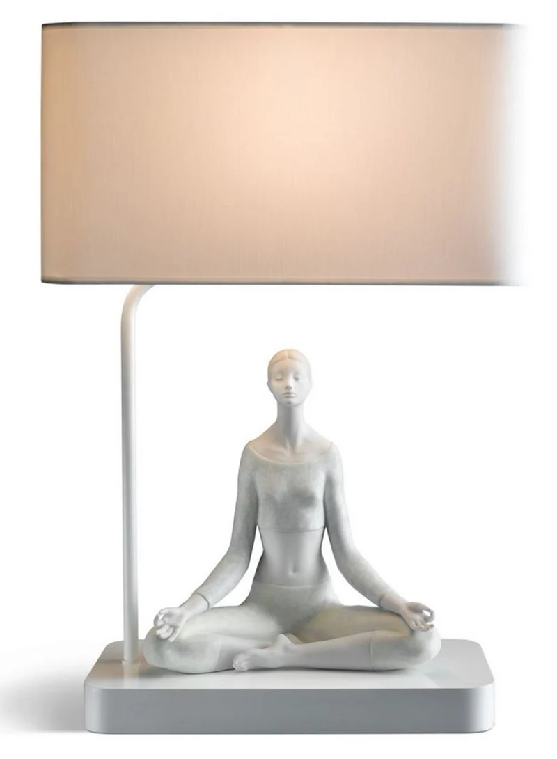 Casa Padrino Luxus Tischleuchte Grau / Weiß 38 x 20 x H. 54 cm - Designer Tischlampe mit dekorativer Yoga Porzellan Figur