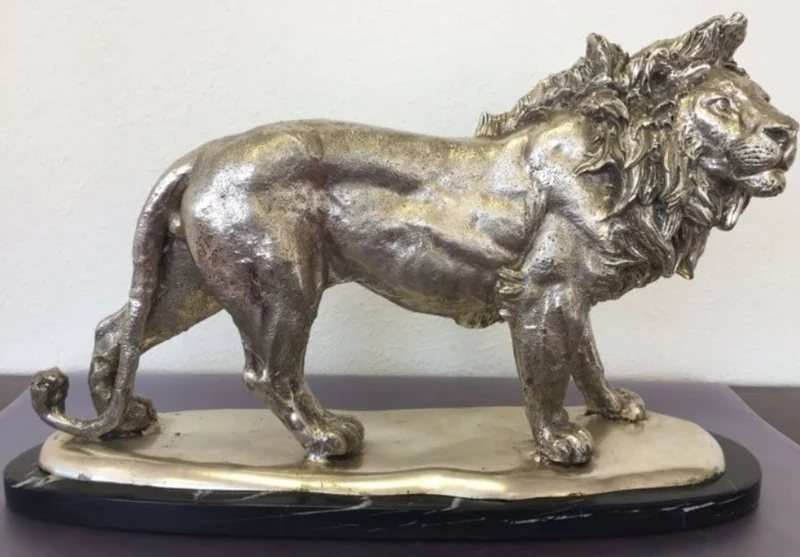 Casa Padrino Bronzefigur Löwe auf Marmorsockel Silber / Schwarz 49 x 16 x H. 31 cm - Luxus Deko Figur