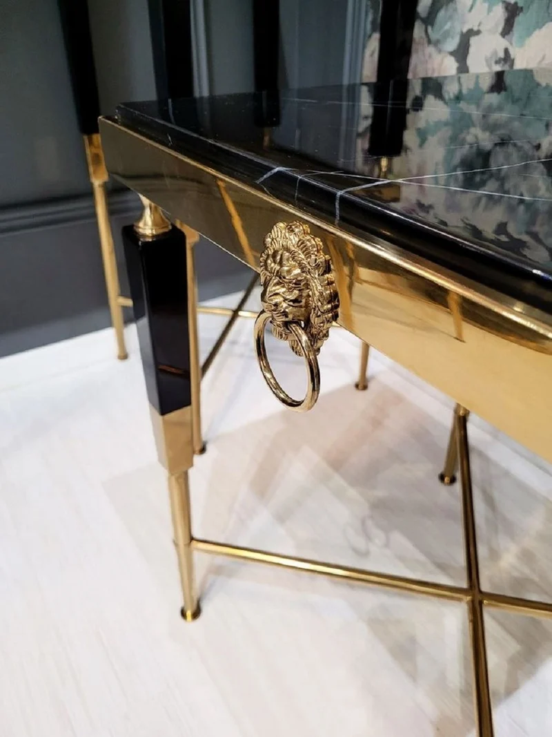 Casa Padrino Luxus Beistelltisch Schwarz / Gold 50 x 50 x H. 60 cm - Quadratischer Tisch mit Kunstmarmor Tischplatte - Luxus Wohnzimmer Möbel - Hotel Möbel - Luxus Einrichtung - Hotel Einrichtung
