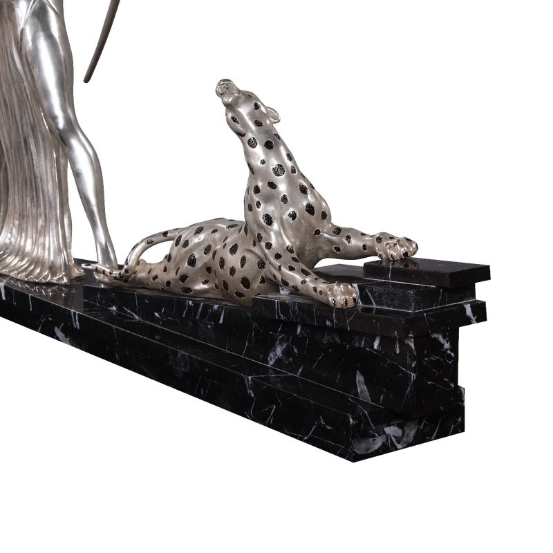Casa Padrino Bronzefiguren Diana mit Bogen und Leopard auf Marmorsockel Silber / Schwarz 85 x 13 x H. 82 cm - Luxus Deko Diana Göttin der Jagd
