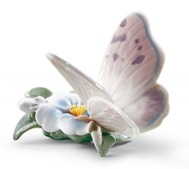 Casa Padrino Luxus Porzellan Schmetterling Skulptur auf Blume, mehrfarbig, 11 x H. 8 cm