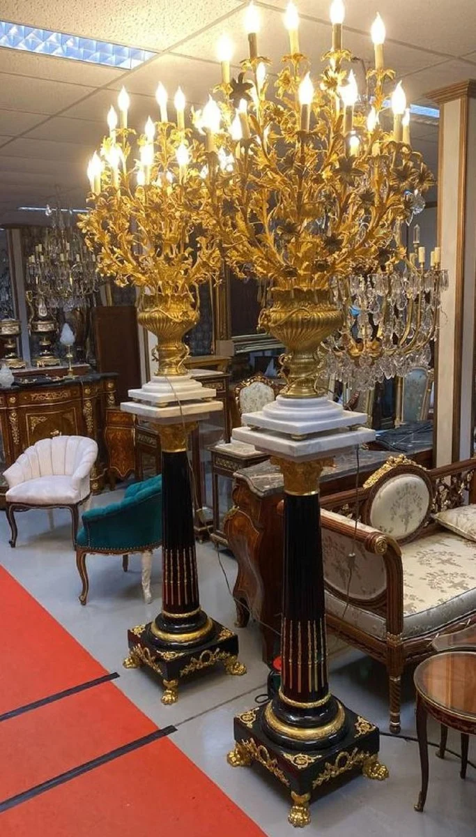 Casa Padrino Barock Tisch Kronleuchter Set mit Säulen Schwarz / Weiß / Gold - Prunkvolle Barockstil Deko Säulen mit Kronleuchter - Barock Deko Accessoires - Barock Möbel - Edel & Prunkvoll